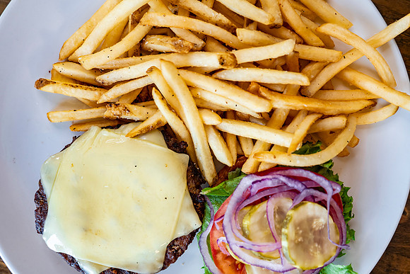 Mountain Club Burger 2