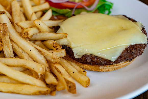 Mountain Club Burger 6